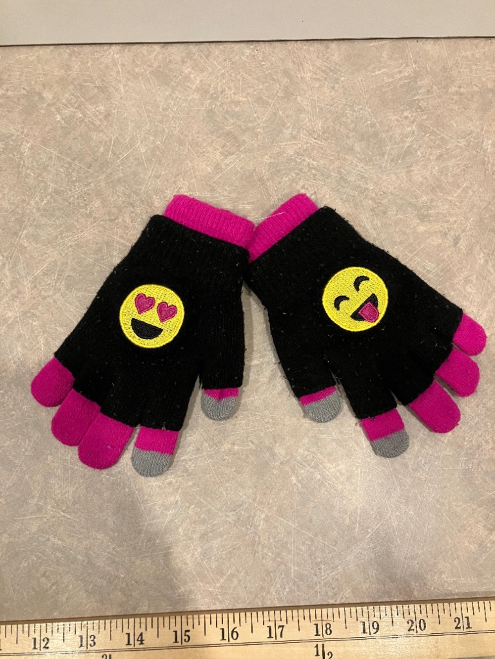 NWOT Girl’s Emoji Gloves
